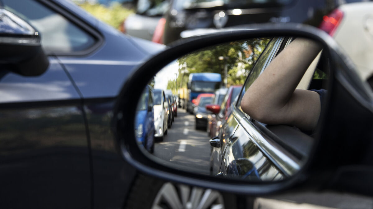 Ein Unfall zwischen zwei Fahrzeugen legte den Feierabendverkehr am Mittwochnachmittag in Altenbruch lahm. Symbolbild: dpa