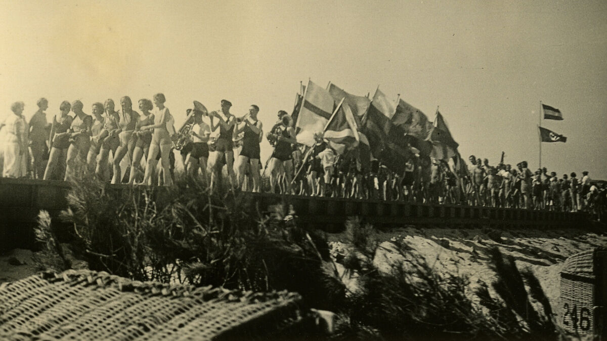 Massen sollten Bilder voller Symbolkraft erzeugen: Umzug mit Hakenkreuzflagge 1934 am Cuxhavener Strand. Wahrscheinlich handelte es sich um Urlauberbelustigung. Foto: Hans-Henning Speckmann