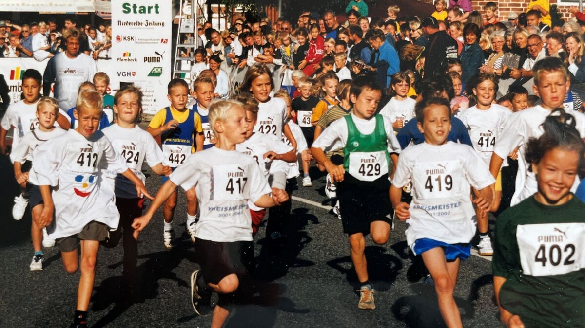 Ein Foto aus dem Jahr 2002: Lena Petermann (Bildmitte, Startnummer 422) ist beim Kinderlauf des Küstenmarathons am Start. Mittlerweile ist die 31-Jährige Fußballprofi beim SV Werder Bremen. An den Küstenmarathon hat sie ganz besondere Erinnerungen. Foto: Lütt