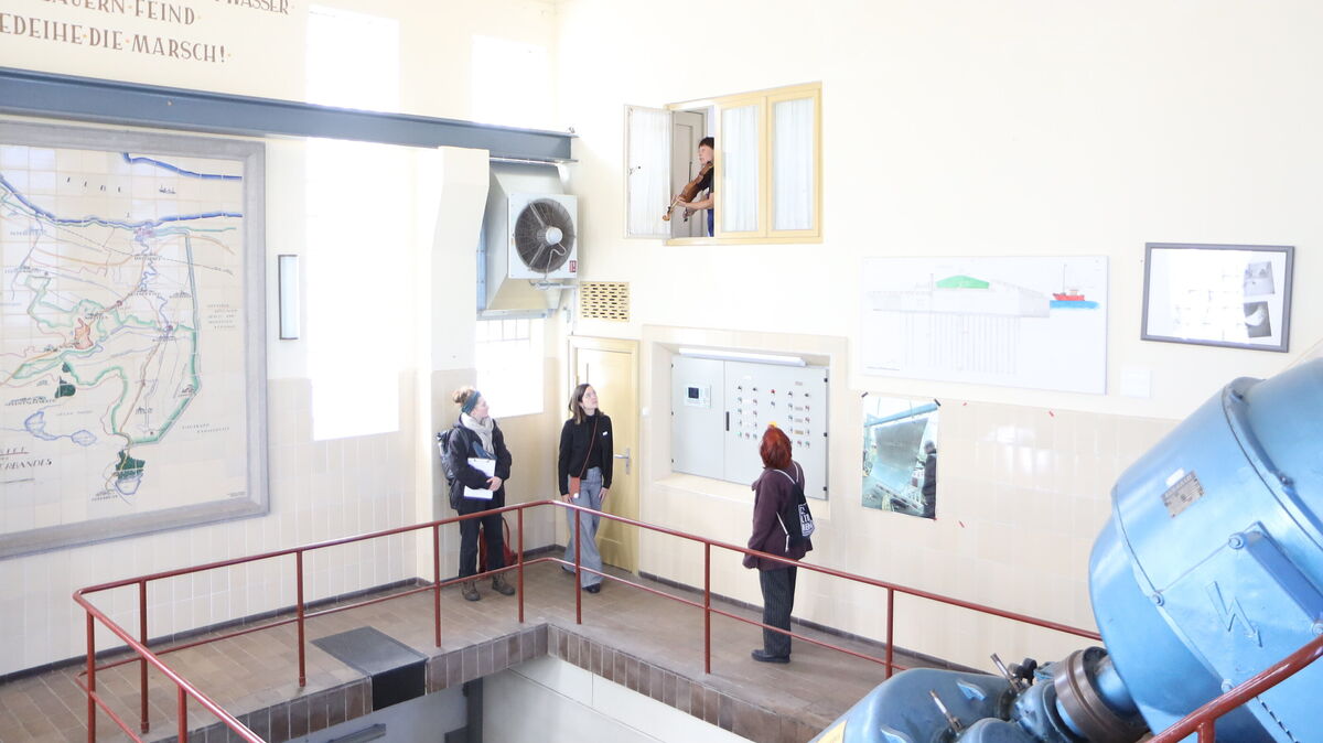 Zwischen den Pumpen, Schalttafeln und Rohren des Schöpfwerks treten die Schauspieler auf – spannende Geschichten aus der Vergangenheit, die sich tatsächlich so zugetragen haben, werden szenisch präsentiert. Foto: Larschow