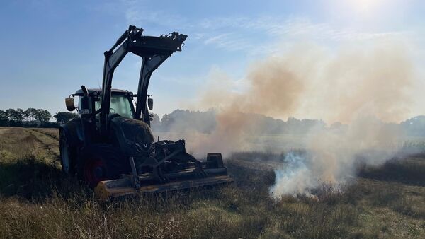 Zehn Meter lange Feuerlinie in Lamstedt: Trecker gerät nach Mulcharbeiten in Brand