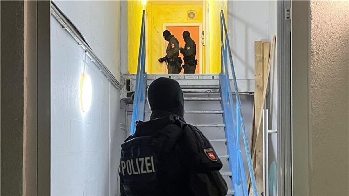 Nach der Tat am Bahnhof in Stade durchsuchten Spezialkräfte ein Haus in der Stadt. Foto: Vasel