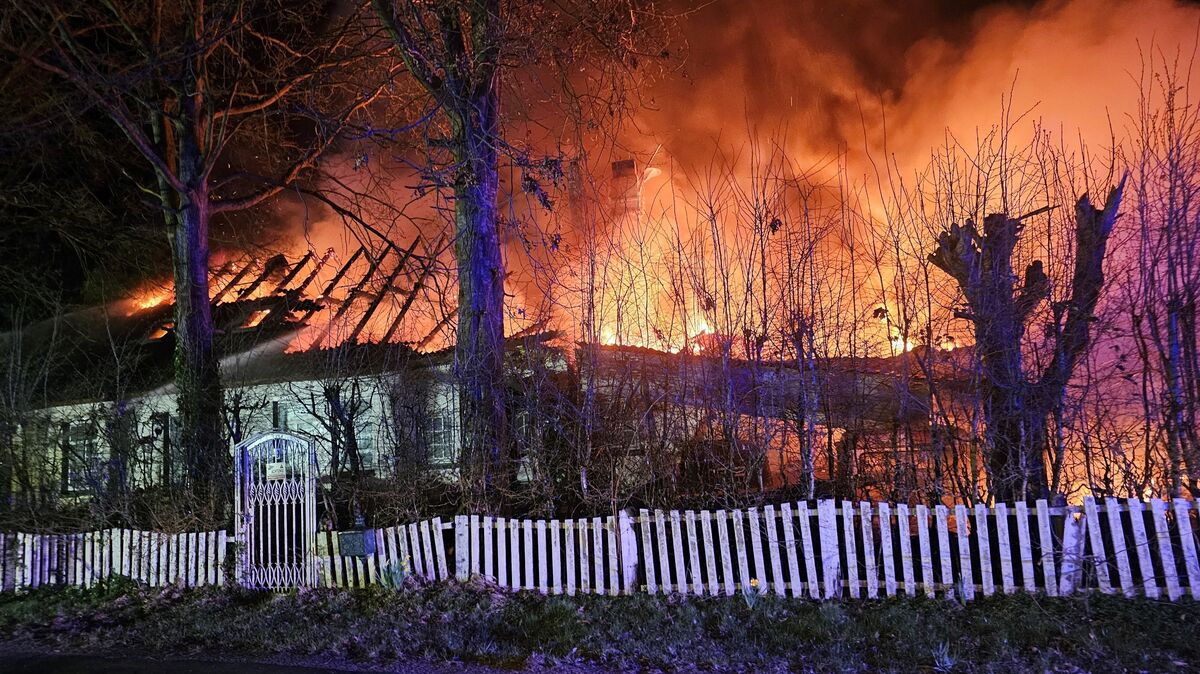 Beim Eintreffen der ersten Einsatzkräfte standen das Wohnhaus und das Nebengebäude bereits in Vollbrand. Foto: Jürgen Lange