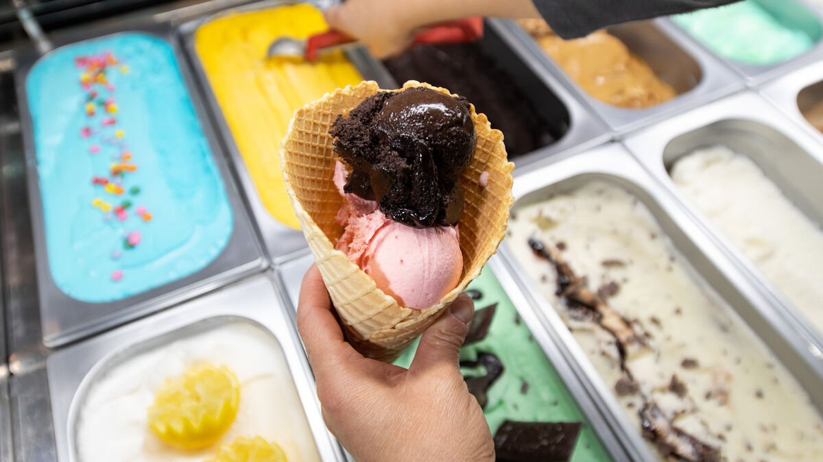 Kaum klettern die Temperaturen auf dem Thermometer, öffnen auch die ersten Eisdielen. Foto: Gentsch/dpa