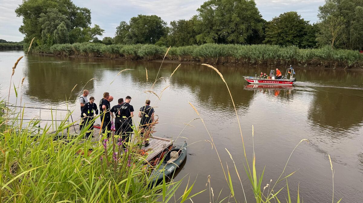 Um wasserseitig an das treibende Tier zu gelangen, ist auch das Rettungsboot der Feuerwehr Osten im Einsatz. Foto: Lange