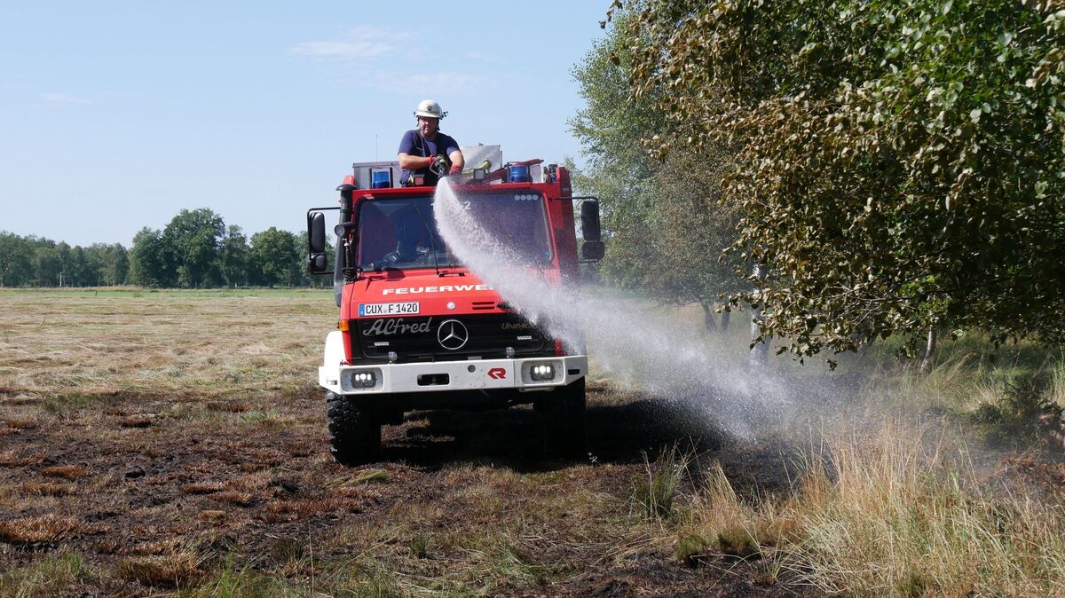 Nachdem mehr als 1000 Meter Schlauchleitung verlegt worden waren, begann die Feuerwehr mit einem massiven Löschangriff. Foto: Lange