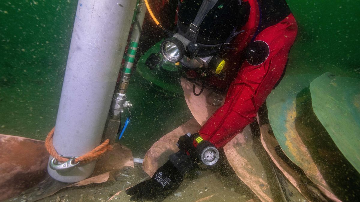 Niederländische Archäologen stießen bei Ausgrabungen unter Wasser auf etwa 850 runde und rechteckige Kupferplatten sowie 17 intakte Pakete mit weiteren rechteckigen Platten. Foto: Rijsdienst voor het Cultureel Erfgoed