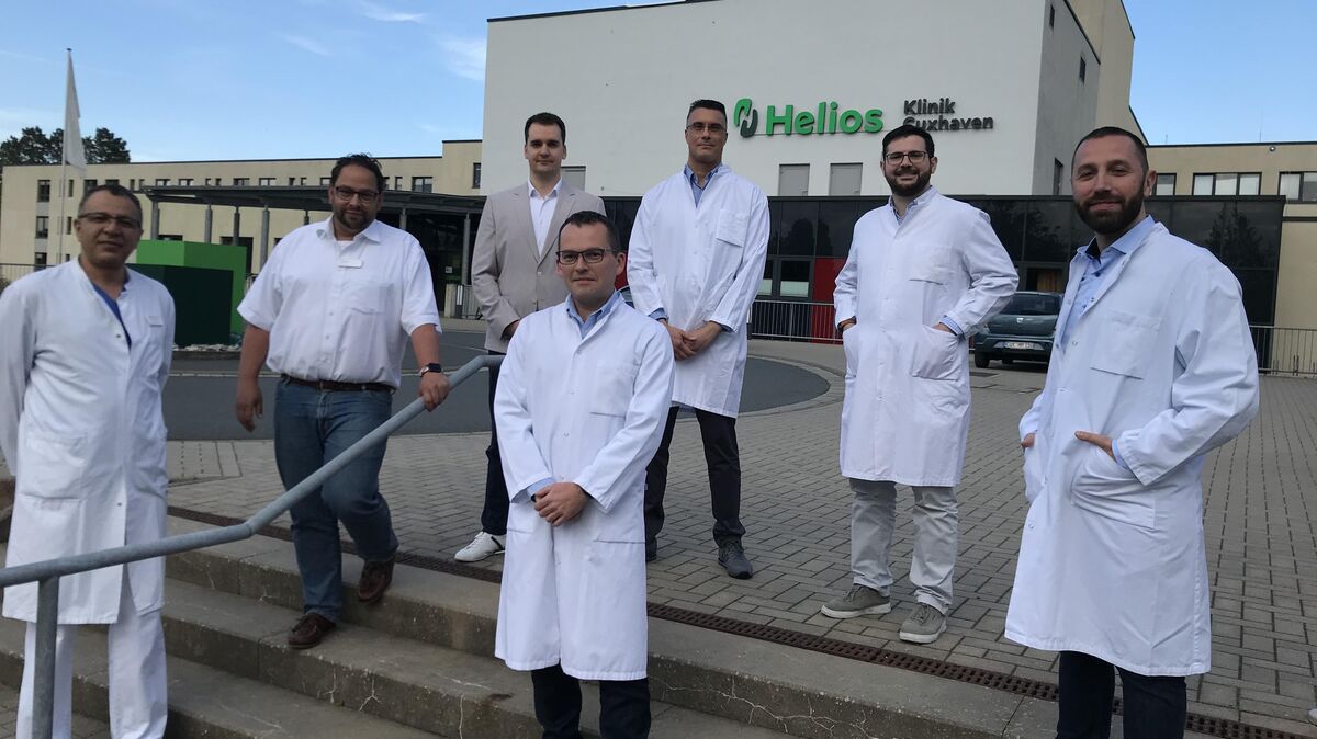 Die Spitze der Helios-Klinik Cuxhaven - Dr. Mohamed Al-Mwalad, Bernd Hartig und Thomas Hempel - mit dem künftigen Chefarzt Zenon Tzias (hinten) sowie Cristi Calimanescu (vorn), Ahmad Al-Halabi und Dr. Alexios Spyropoulos (v.l.), den Oberärzten der neuen Gefäßchirurgie. Foto: Reese-Winne