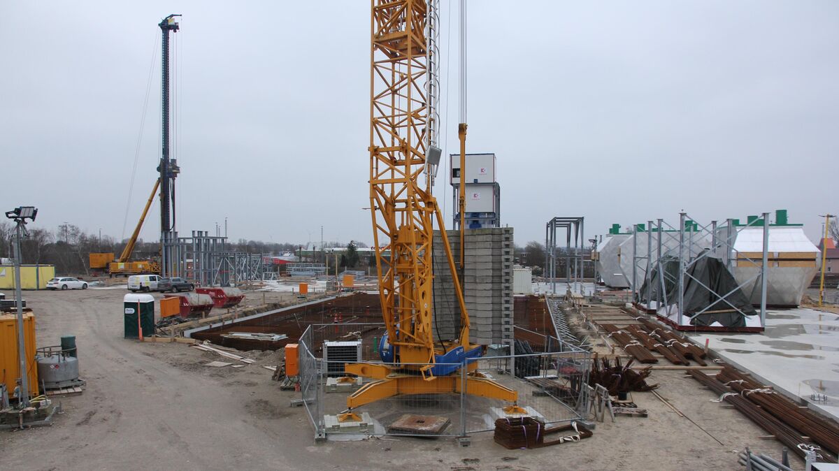 Die Arbeiten an dem späteren Kraftwerk ruhen zur Zeit, weil bauliche Veränderungen notwendig geworden sind, die noch geprüft werden. Foto: Sassen