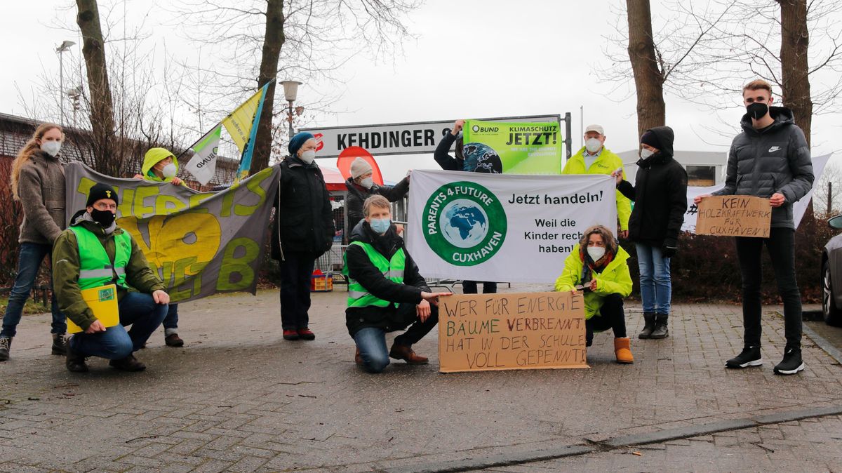 Klimaschützer, darunter Vertreter des BUND und die Initiative "Parents for Future", demonstrieren im Vorfeld einer SPD-Veranstaltung in Drochtersen gegen die Kraftwerkspläne in Cuxhaven. Foto: Koppe