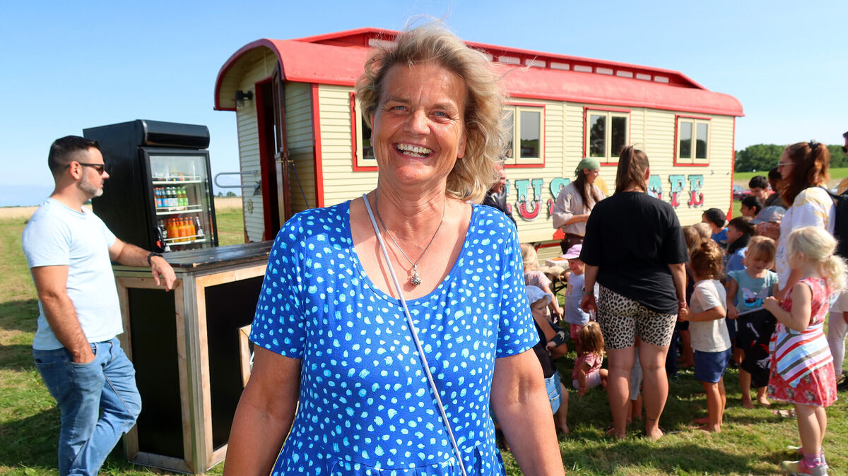 Der Kulturstrand Otterndorf funktioniert nur durch die Summe der Ehrenamtlichen, die ihr Bestes geben. Eine von ihnen ist Sabine Gütlein. Foto: Tonn