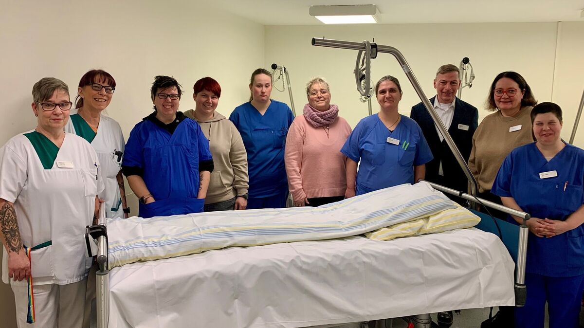 Das Team der Helios-Klinik Cuxhaven und die neuen Kolleginnen und Kollegen der Lebenshilfe Cuxhaven freuen sich über die gelungene Zusammenarbeit in der Bettenreinigung. Integration und Teamarbeit stehen dabei im Mittelpunkt. Foto: Katharina Recht