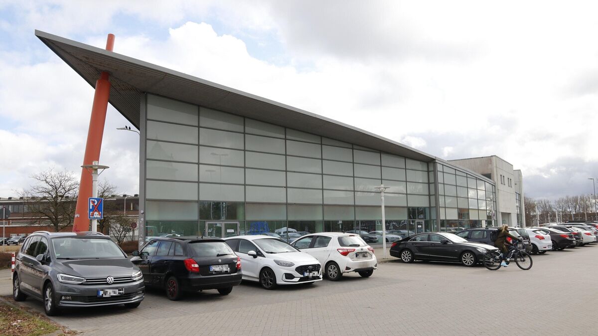 Nicht nur der Parkplatz, auch das Marktgebäude soll sich in absehbarer Zeit füllen: Daran arbeitet die Kaufland Stiftung, die den ehemaligen Real-Standort übernommen hat, um dort ihr "One-Stopp-Shopping"-Konzept umzusetzen. Foto: Koppe