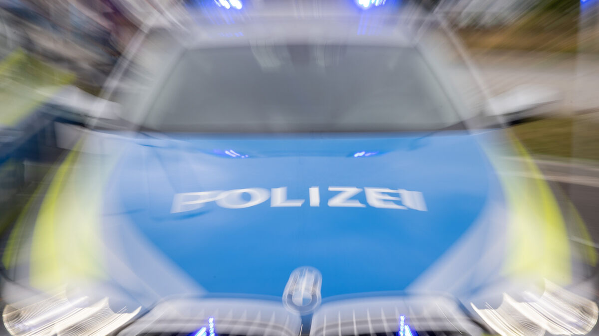 Die Polizei sucht Zeugen: Eine Metallstange auf einem Anhänger verursachte in Loxstedt-Stotel einen Unfall mit Fahrerflucht. Foto: Daniel Karmann/dpa