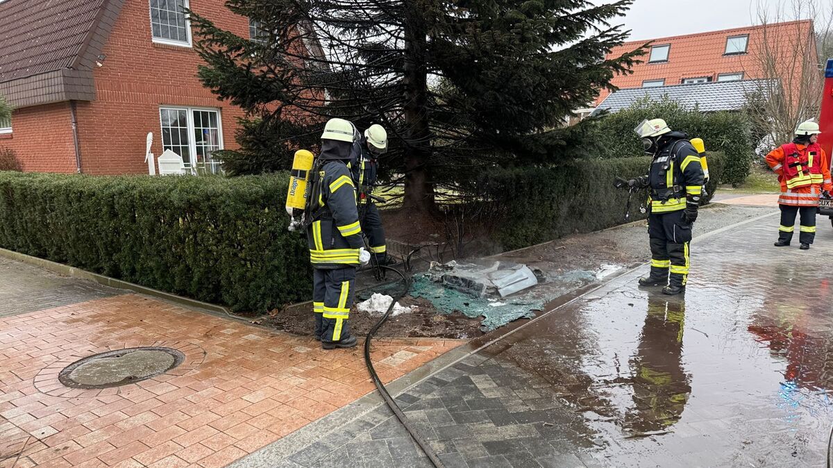 Nach Eintreffen der Feuerwehren wird unter schwerem Atemschutz das Feuer aus wasserführenden Fahrzeugen gelöscht. Foto: Lange