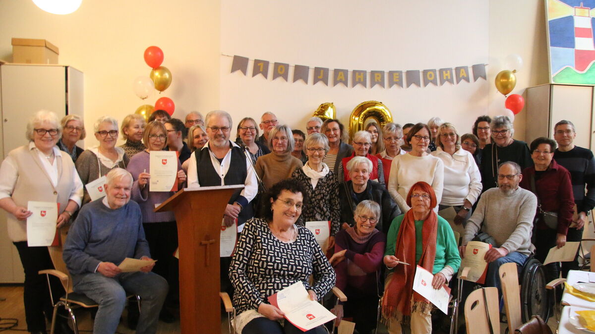Verdiente Ehrung: Mirjam Schneider und Silke Karallus überreichen Urkunden des Landes Niedersachsen an zahlreiche Ehrenamtliche des OHA. Foto: Potschka