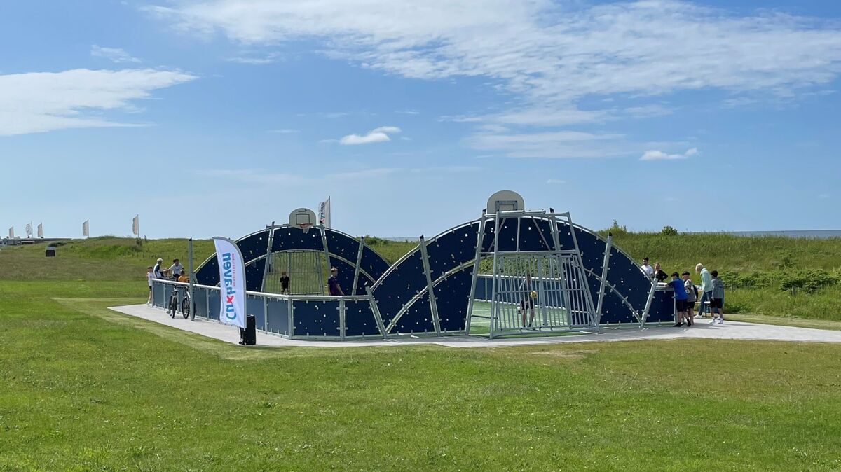 Die neue Multisportanlage in Döse lädt Einheimische und Touristen zum Kicken, Körbewerfen und Spielen ein – und das direkt am Strand. Foto: May