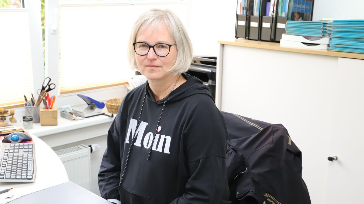 Die Leiterin der Kindertagesstätte St. Abundus in Groden, Regina Sylvester, in ihrem Büro. Sie ist seit rund 40 Jahren in dem Cuxhavener Stadtteil beruflich tätig. Foto: Witthohn