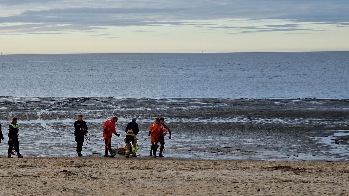 Auf einem Rettungsbrett wird die Frau aus dem Watt gezogen. Foto: Feuerwehr