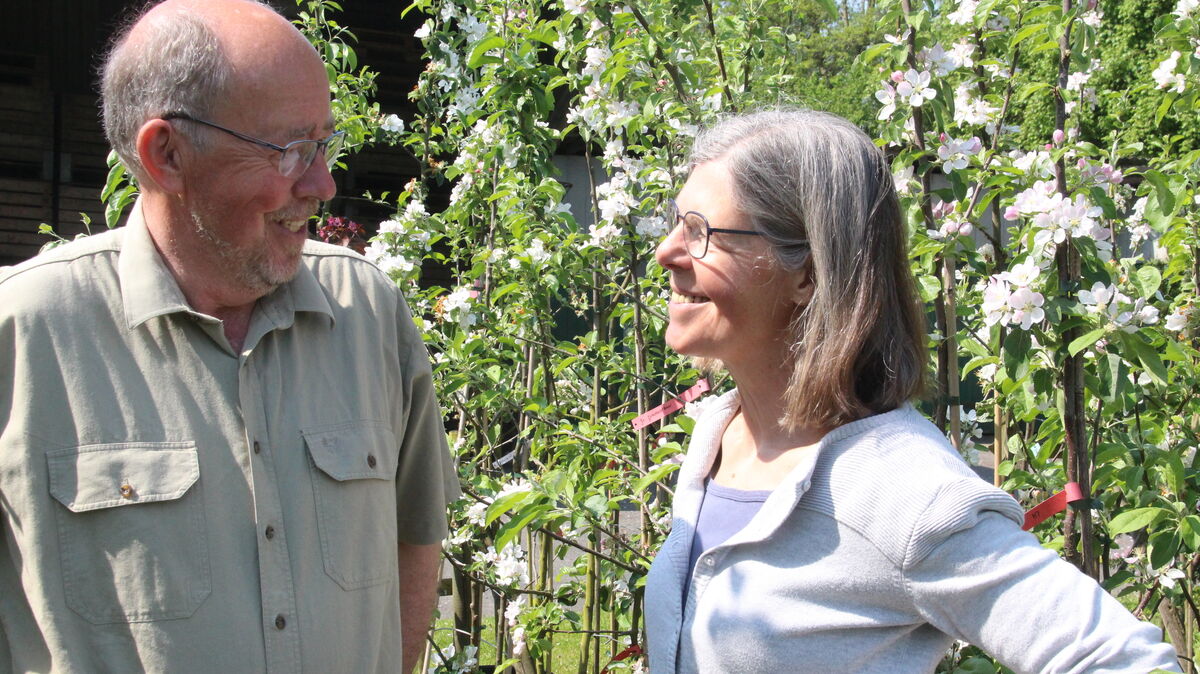 Reimer und Ulrike Esselborn zwischen ihren blühenden Apfelbäumen. Foto: Kramp