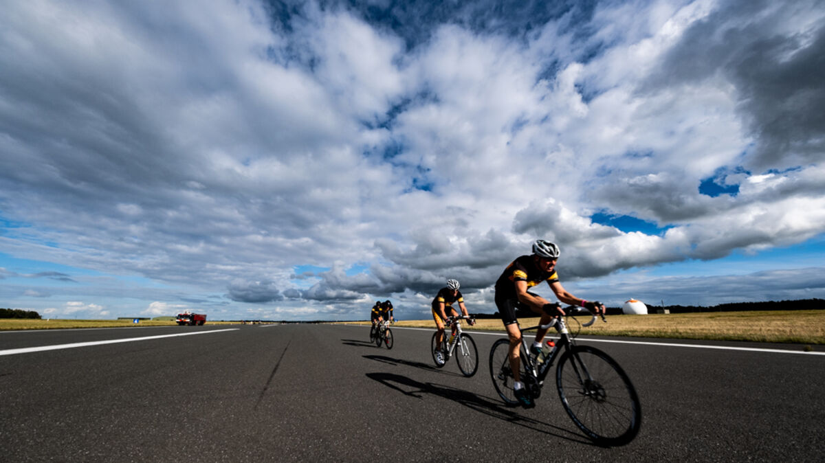Beeindruckende Kulisse für die Radfahrer bei der Veranstaltung Bike Navy. In diesem Jahr wird es zudem einen Lauf geben, sodass die Weiten des Flugplatzes auch zu Fuß kennengelernt werden können. Foto: Ringfoto Schattke