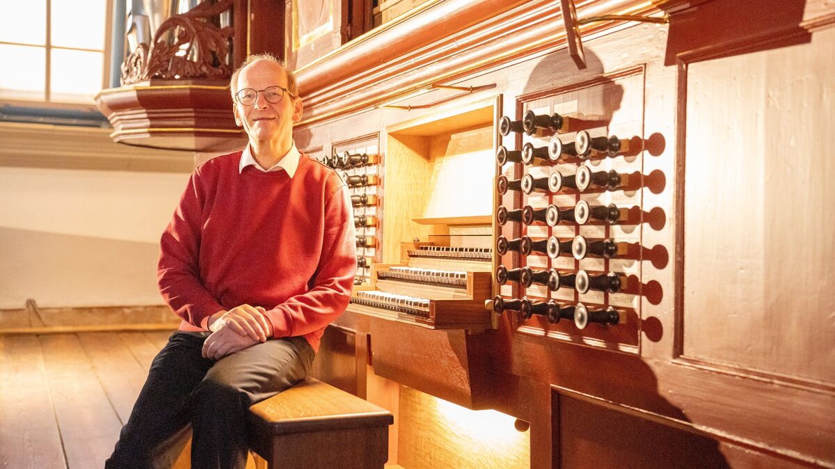 Kirchenkreiskantor Kai Rudl sitzt an der frisch restaurierten Gloger-Orgel in der  in der Otterndorfer St.-Severi-Kirche.