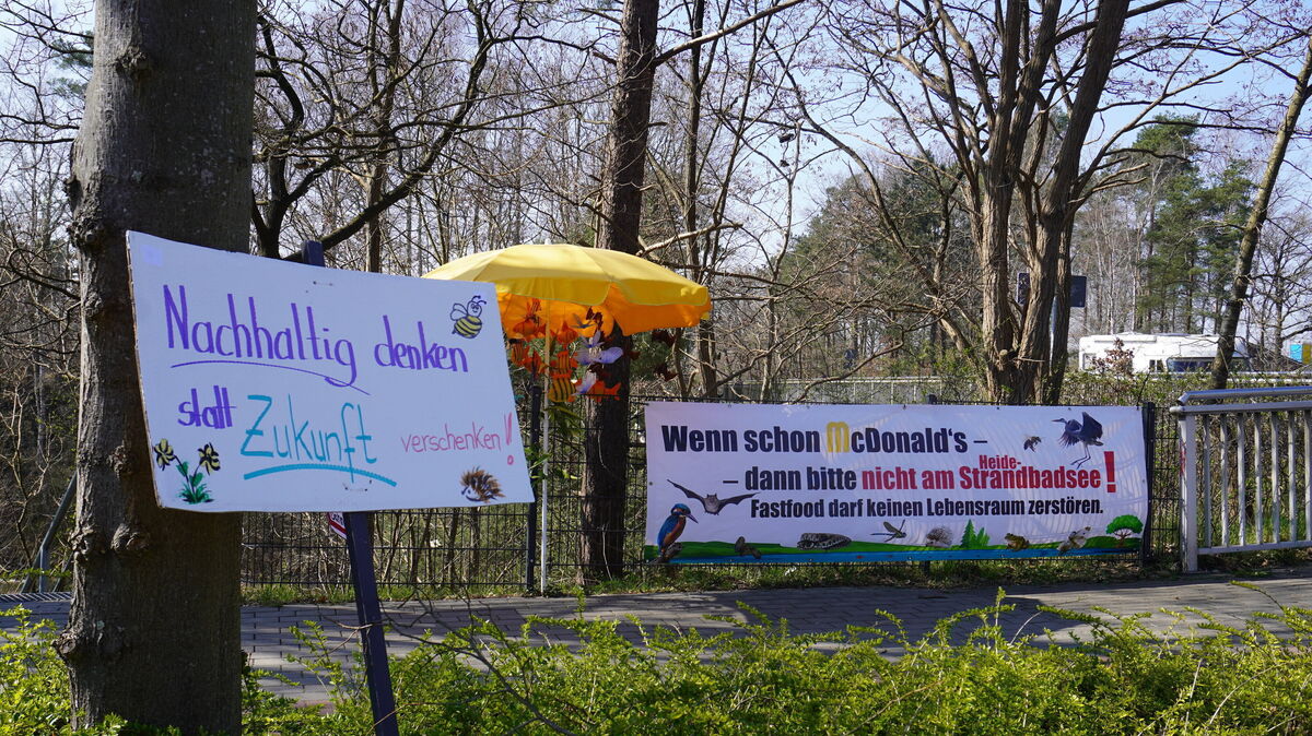 Protestplakate am Heidestrandbadsee: Die Bürgerinitiative setzt ein Zeichen gegen den geplanten McDonald's-Standort. Foto: Brettschneider