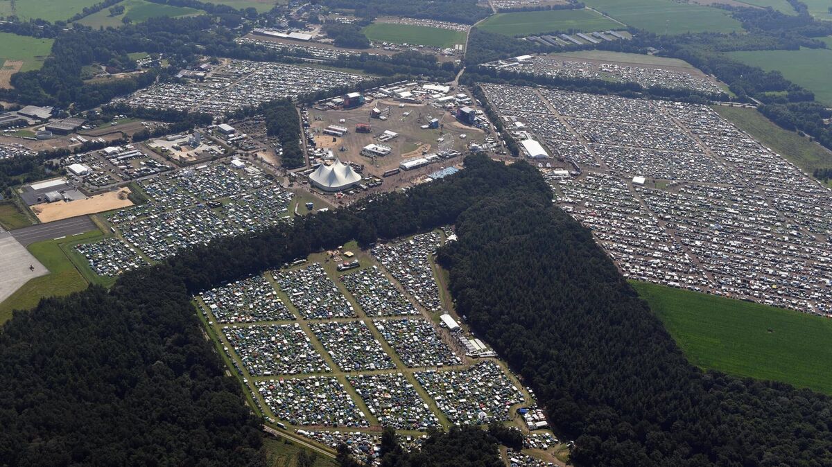 Wanhöden aus der Vogelperspektive – die Verkaufsflächen grenzen unmittelbar an das Gelände des Deichbrand-Festivals. Foto: Scheer
