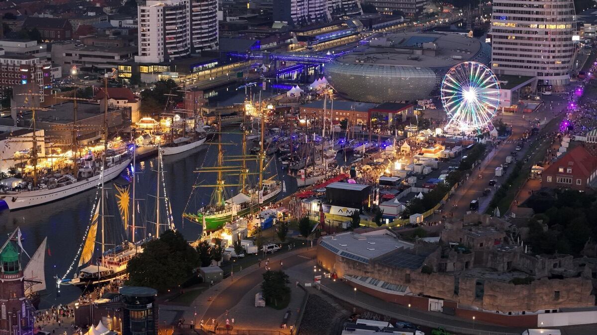 Blick auf die festlich geschmückten Schiffe im Hafen von Bremerhaven. Foto: Scheer
