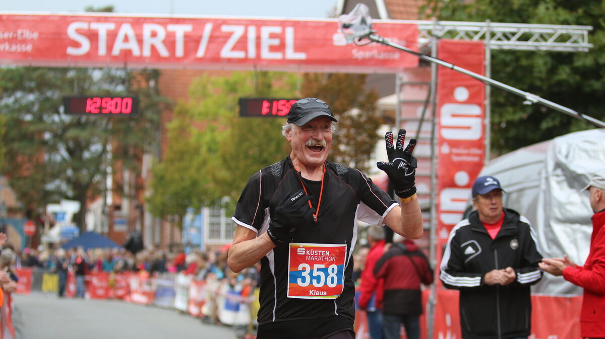 Urgestein Klaus Reinhold beim Sparkassen-Küstenmarathon zum Weltkindertag in Otterndorf. Foto: Lütt