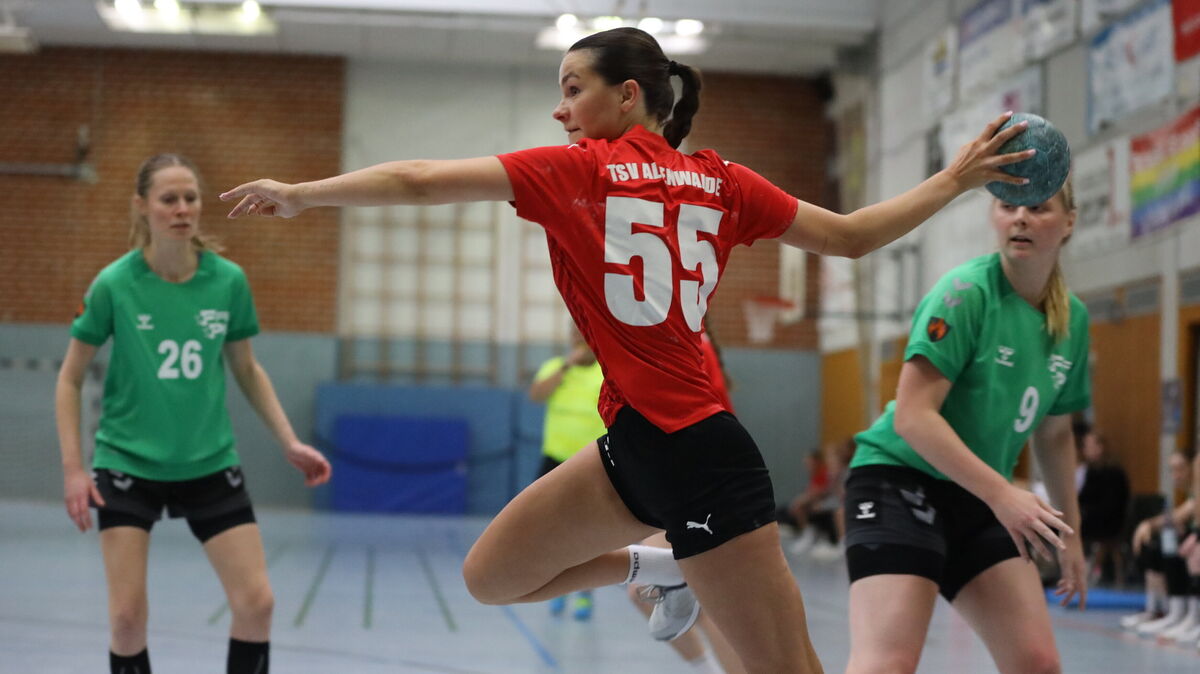 Nach zwei Jahren Handballpause stand Jule Törck wieder auf dem Spielfeld für den TSV Altenwalde und trug ihren Teil dazu bei, dass die Altenwalderinnen nach langer Zeit mal wieder ein Spiel gewannen. Foto: Unruh