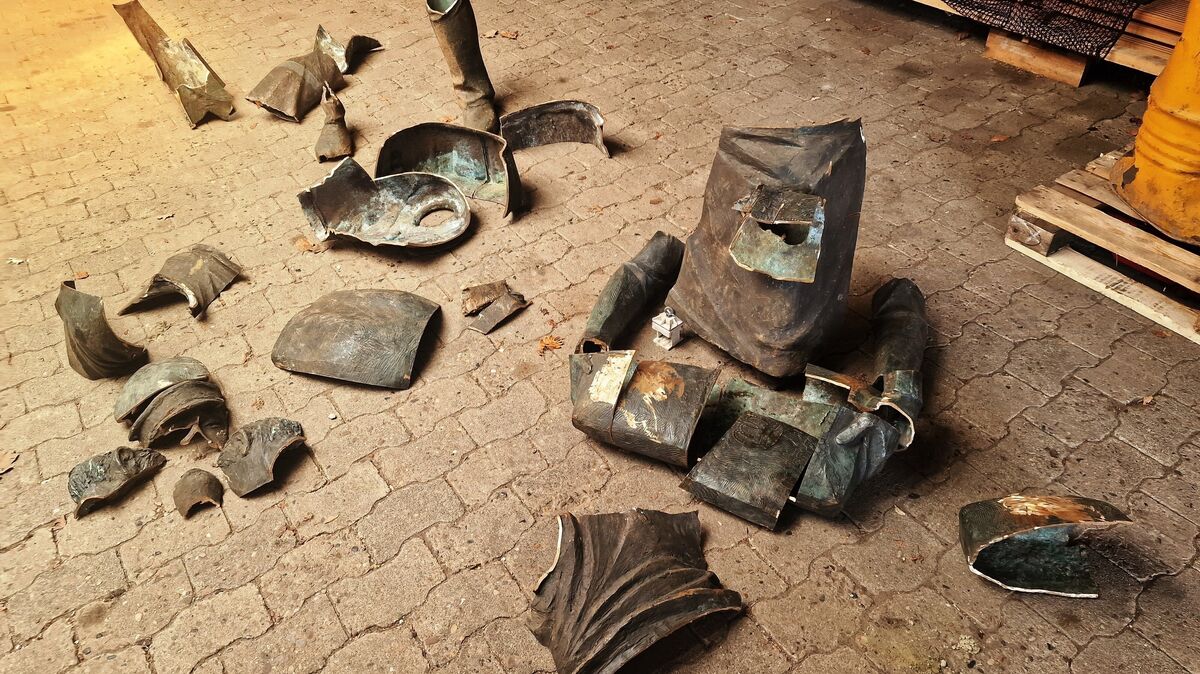 Zerstört durch Metalldiebe: Nicht alle Teile der Hemmoorer "Zementpacker"-Bronzeskulptur sind erhalten geblieben. Doch sie sind nunmehr zusammengeführt und ergänzt worden. Noch vor Weihnachten soll der "neue" Zementpacker auf dem Rathausplatz in Hemmoor präsentiert werden. Archivfoto: Lange