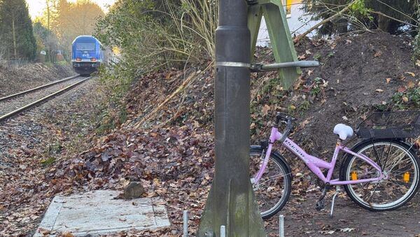 Schwerer Unfall im Kreis Rotenburg: Mädchen (10) auf Fahrrad von Zug erfasst