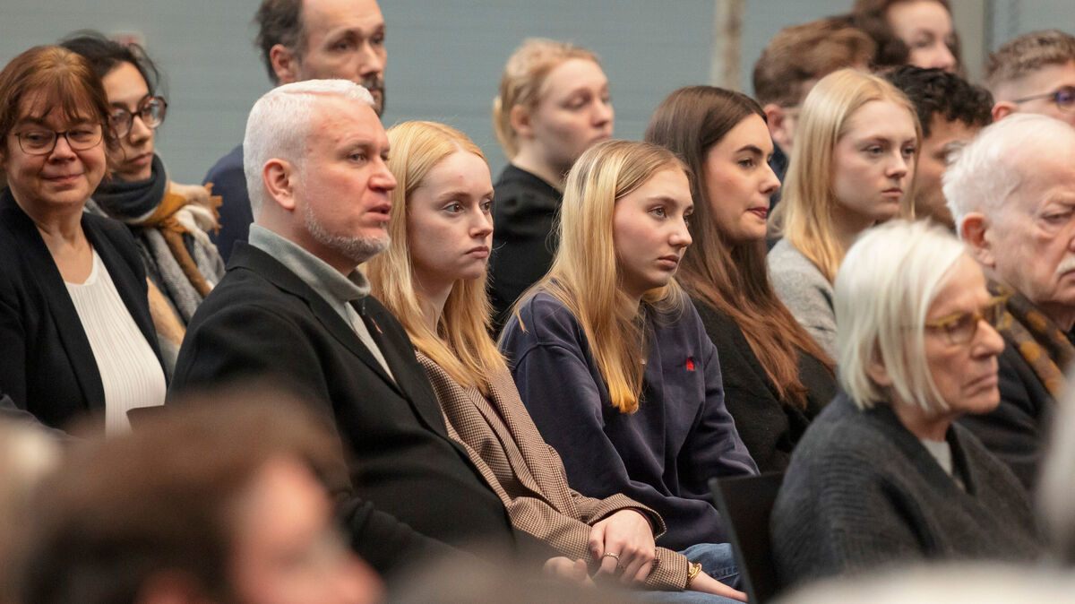 Die Schülerinnen und Schüler des Amandus-Abendroth-Gymnasiums bei der Gedenkveranstaltung des Internationalen Auschwitz Komitees zum 81. Jahrestag der Befreiung. Foto: Niedersächsische Landesvertretung/Dirk Michael Deckbar