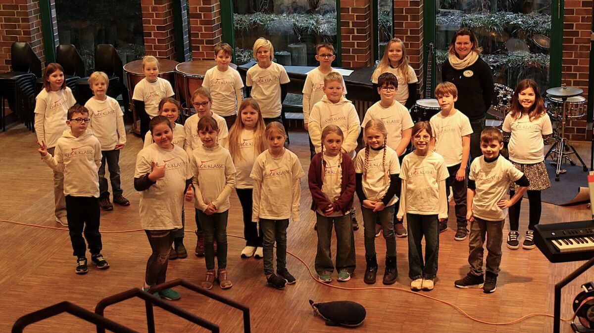 Die Chorklasse 3a der Grundschule Hechthausen mit ihrer Leiterin Mena Stross gewinnt beim deutschlandweiten Musikwettbewerb "Jugend musiziert" einen "Goldenen Toni". Foto: GS Hechthausen