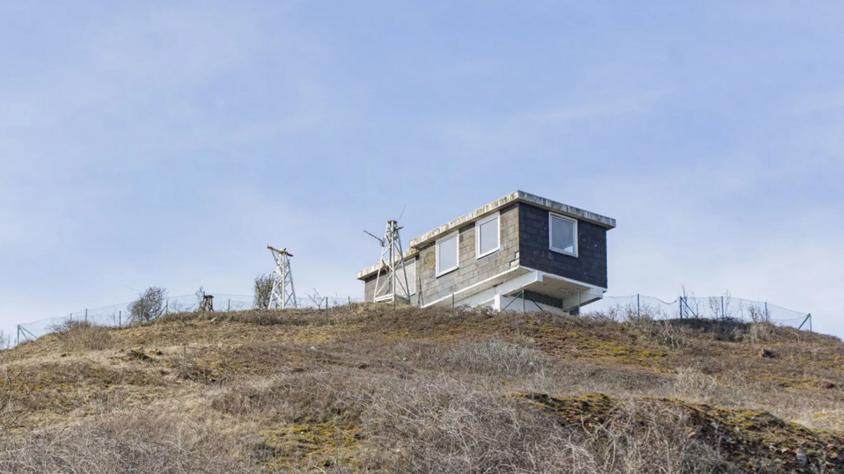 Vom Klippenrandweg aus ist das Haus auf Helgoland mit seiner exponierten Lage gut zu erkennen. Foto: Polgesek