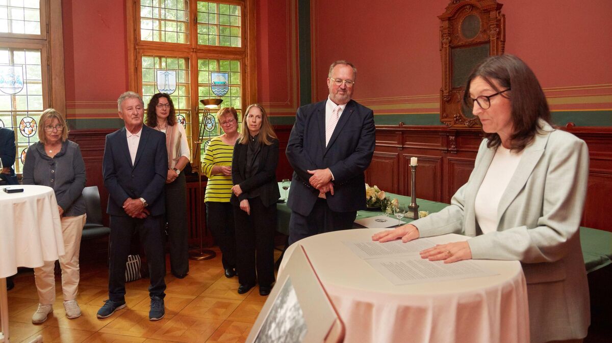 Melanie Eitzen-Fischer, Vorsitzende des Vereins Bürger für das Schloss Ritzebüttel, gab am Sonnabend einen Rückblick auf die am 29. August 1996 abgeschlossene Sanierungsphase. Foto: Koppe