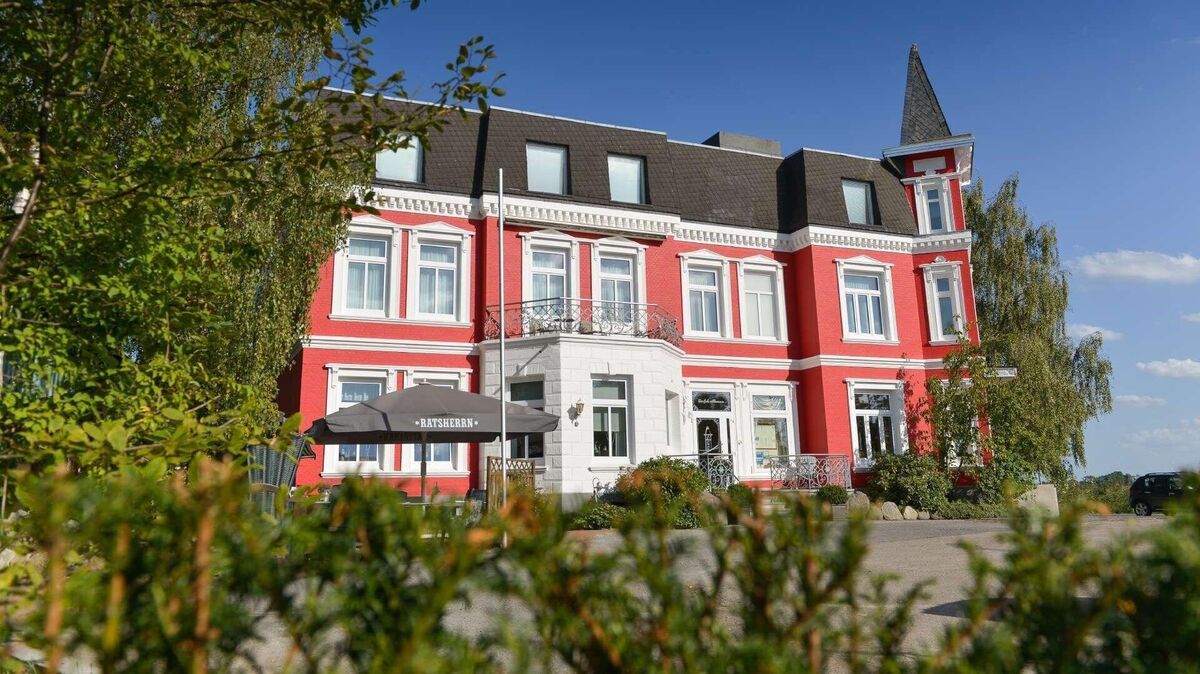 Ein Haus mit jahrhundertelanger Geschichte: Im Dezember 1899 wurde das Bahnhofshotel fertiggestellt. Inzwischen ist daraus das über die Landkreisgrenzen hinaus bekannte „Peters – Das Genusshotel“ geworden. Foto: Hotel Peters