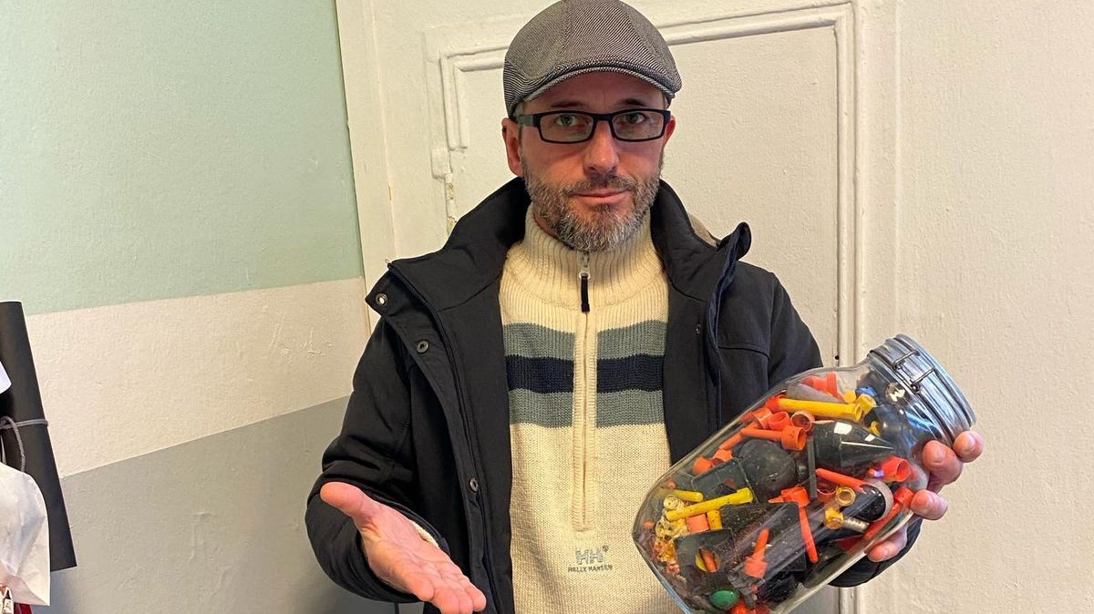 Überreste von Batterien, Raketen und anderen Feuerwerkskörpern. Immer wieder findet Manfred Frank davon allerhand an der Cuxhavener Küste. Denn: Vieles landet jedes Jahr im Meer. Ein Böllerverbot begrüßt er. Foto: red