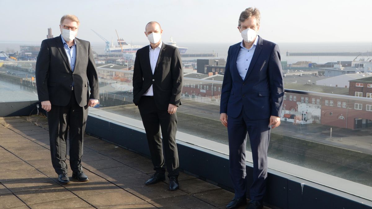Die Volksbank-Vorstände Ulrich Sievert (l.) und Henning Porth (r.) mit dem Cuxhavener Niederlassungsleiter Mario Sonzin auf der Dachterrasse des Havenhostels. Die Bänker präsentierten die Bilanz des Kreditinstituts für das Jahr 2020. Foto: Rohde