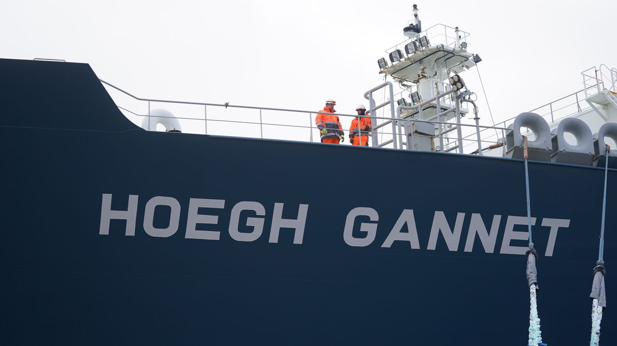 Crewmitglieder stehen an Bord des schwimmenden LNG-Terminals am Kai des Industriehafens Brunsbüttel. Foto: Marcus Brandt/dpa