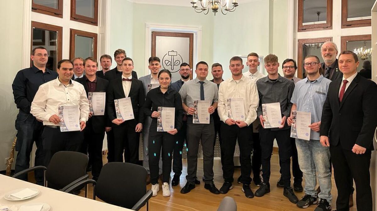 Cuxhavener KfzMechatronikerinnen und Mechatroniker meistern Gesellenprüfung CNV Medien