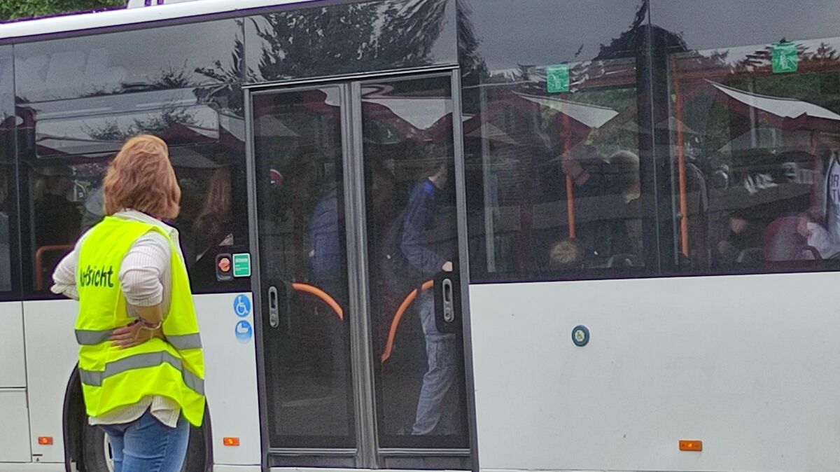 Dicht aneinandergereiht stehen die Kinder im Schulbus. Foto: Privat