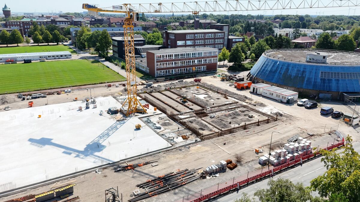 Der Bau der Vierfeldhalle schreitet weiter voran. Die Bodenplatte ist fast fertig. Anfang nächsten Jahres soll das Dach stehen, im November 2025 soll die Halle eingeweiht werden. Foto: Landkreis Cuxhaven