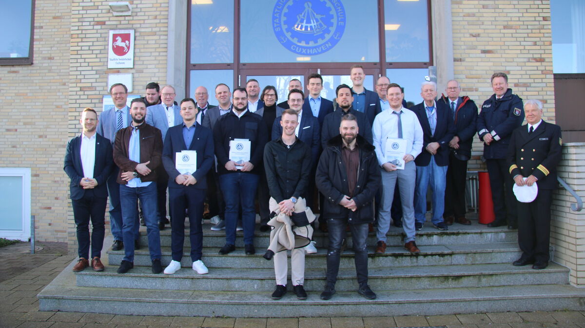 Das obligatorische Foto mit den Absolventen des Wintersemesters vor der Seefahrtschule Cuxhaven. Foto: Larschow