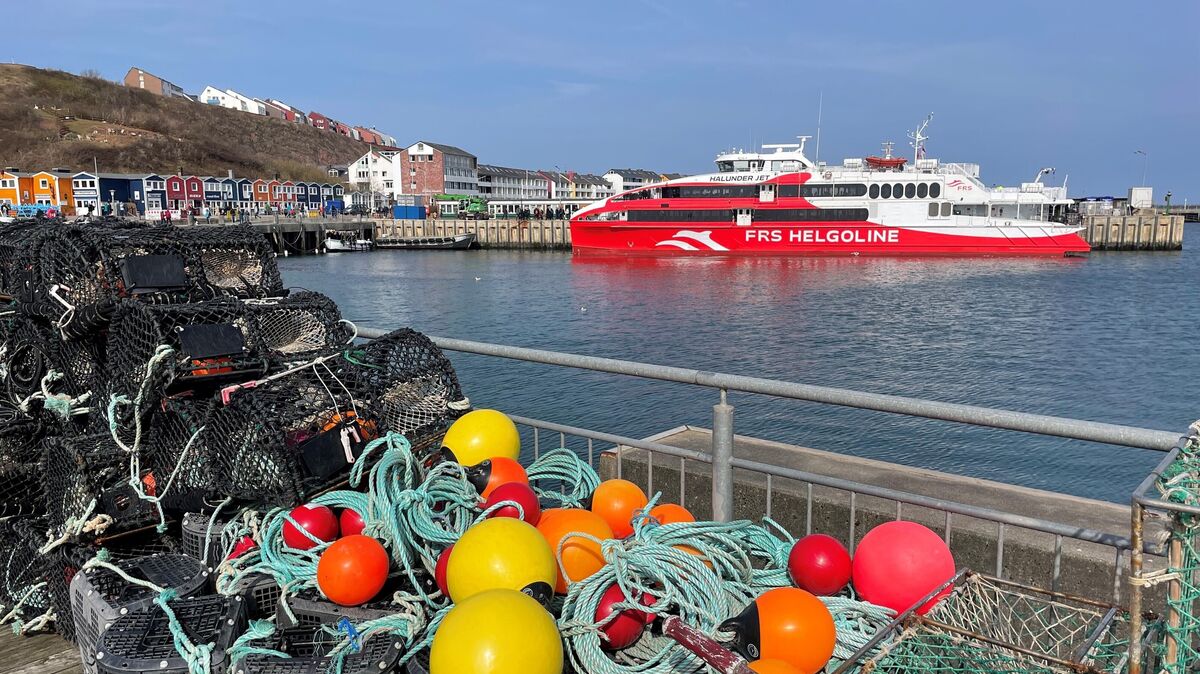 Der "Halunder Jet" nimmt ab Hamburg, Brunsbüttel und Cuxhaven Kurs Helgoland, dort legt er im Binnenhafen vor der Hummerbudenzeile an.