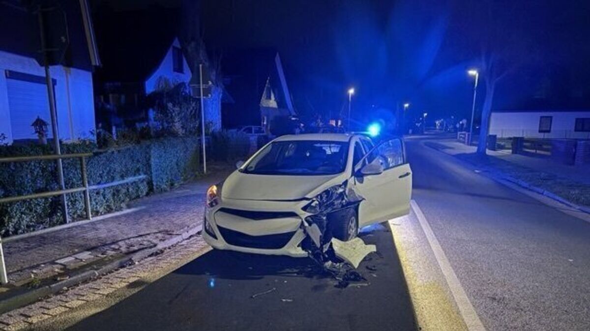 Trümmerteile auf der Fahrbahn – der Unfall sorgte für erhebliche Sachschäden. Foto: Polizei Cuxhaven