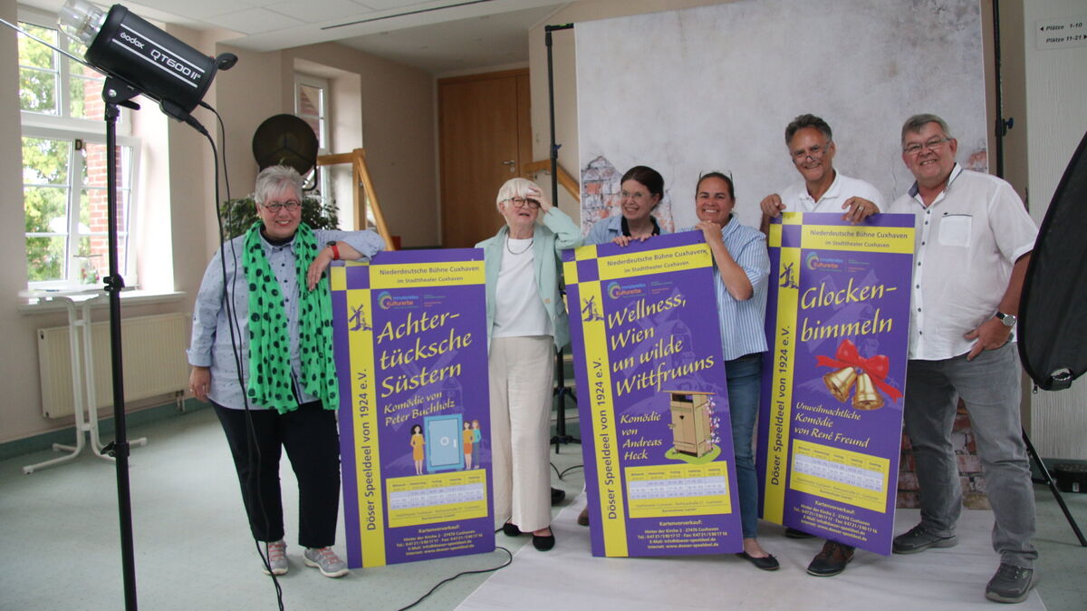 Der Vorstand und aktive Mitglieder der Döser Speeldeel mit v.l. Andrea Hinke, Marlies Lampe, Maike Bruns, Stephanie Braack-Heinig, Volker Kästner und Frank Siemer-Bosecker werben im Foyer des Stadttheaters Cuxhaven schon mit den Plakaten für die neue Saison 2025/2026. Foto: Jens Potschka