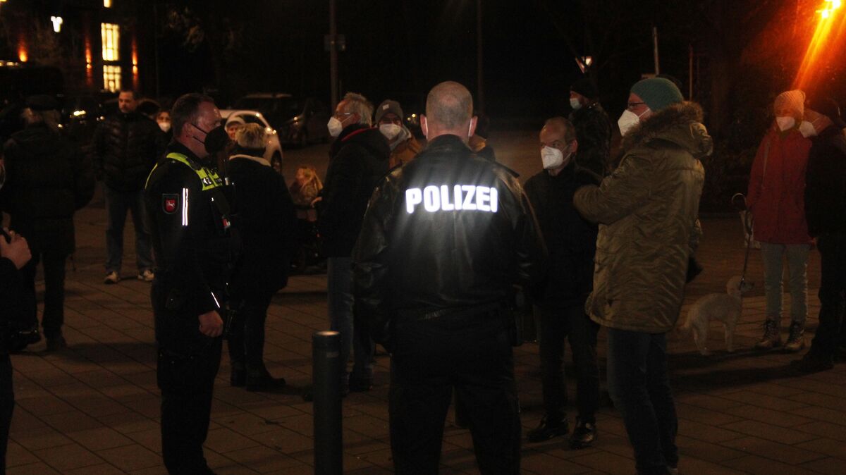 Die meisten der insgesamt 27 erwachsenen Teilnehmer des "Spaziergangs" in Hemmoor hielten sich an die Maskenpflicht. Foto: Grewe