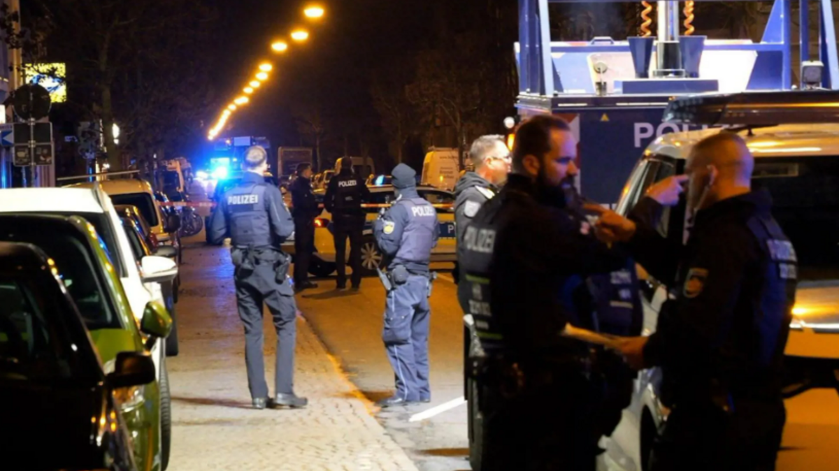 Polizei vor Ort in Bremen. Zuvor waren mehrere Schüsse abgegeben worden. Foto: Jörn Hüneke/dpa
